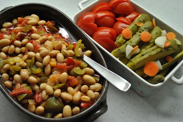 vařené fazole s nakládanou zeleninou